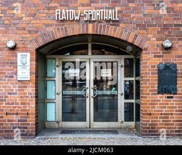 Flatow Sporthall con targa commemorativa, Gustav Felix Flatow, ginnasta ebraica morta nel 1945 nel campo di concentramento di Theresienstadt. Kreuzberg Berlino Foto Stock