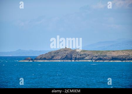 La torre del National Coastwatch Institute sulla penisola di Porth Dolllaen dal Wales Coast Path. Foto Stock