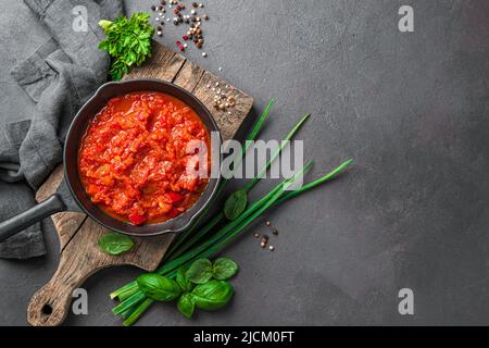 Classica salsa di pomodoro su sfondo scuro. Foto Stock