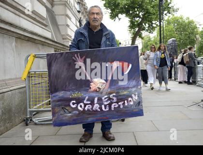 Londra, Inghilterra, Regno Unito. Kaya Mar (artista) con un dipinto di Boris Johnson, Outside Downing Street, 6th giugno 2022 Foto Stock
