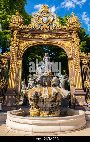 La Fontana di Amphitrite in luogo Stanislas. Place Stanislas è una grande piazza nella città di Nancy, nella regione storica della Lorena. Francia. Costruito nel 1 Foto Stock