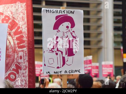 Londra, Regno Unito. 13th giugno 2022. Cartello con gli orsacchiotti di Paddington. All'esterno dell'ufficio nazionale si sono riunite enormi folle per protestare contro l'invio di rifugiati in Ruanda. Foto Stock