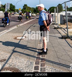 Row o ciottoli segnano il percorso dell'ex Muro di Berlino in Kiefholzstrasse, Planterwald, Berlino, Germania Foto Stock