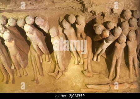 Elementi di terracotta, come figure di esseri umani, guerrieri, hardware militare, E bestiame, inclusi cavalli e animali da fattoria, in mostra in antichi pozzi scavati sotto terra nel tumulo sepolcrale nel mausoleo di Han Yang Ling (o il Mausoleo di Yang Ling di Han), il mausoleo dell'imperatore Jing, il sesto imperatore della dinastia occidentale Han e la sua imperatrice, Wang. XI'an. Cina. PRC. (125) Foto Stock