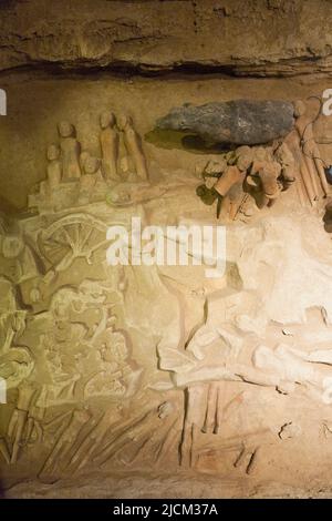 Elementi di terracotta, come figure di esseri umani, guerrieri, hardware militare, E bestiame, inclusi cavalli e animali da fattoria, in mostra in antichi pozzi scavati sotto terra nel tumulo sepolcrale nel mausoleo di Han Yang Ling (o il Mausoleo di Yang Ling di Han), il mausoleo dell'imperatore Jing, il sesto imperatore della dinastia occidentale Han e la sua imperatrice, Wang. XI'an. Cina. PRC. (125) Foto Stock