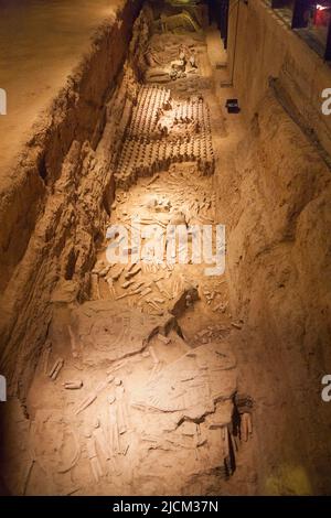 Elementi di terracotta, come figure di esseri umani, guerrieri, hardware militare, E bestiame, inclusi cavalli e animali da fattoria, in mostra in antichi pozzi scavati sotto terra nel tumulo sepolcrale nel mausoleo di Han Yang Ling (o il Mausoleo di Yang Ling di Han), il mausoleo dell'imperatore Jing, il sesto imperatore della dinastia occidentale Han e la sua imperatrice, Wang. XI'an. Cina. PRC. (125) Foto Stock