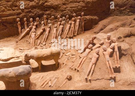 Elementi di terracotta, come figure di esseri umani, guerrieri, hardware militare, E bestiame, inclusi cavalli e animali da fattoria, in mostra in antichi pozzi scavati sotto terra nel tumulo sepolcrale nel mausoleo di Han Yang Ling (o il Mausoleo di Yang Ling di Han), il mausoleo dell'imperatore Jing, il sesto imperatore della dinastia occidentale Han e la sua imperatrice, Wang. XI'an. Cina. PRC. (125) Foto Stock