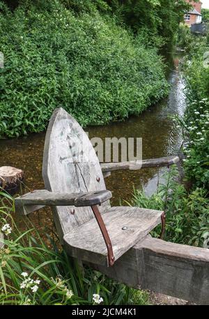 Scuola di ducking sul fiume Avon a Christchurch, Dorset, Regno Unito. Foto Stock