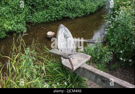 Scuola di ducking sul fiume Avon a Christchurch, Dorset, Regno Unito. Foto Stock