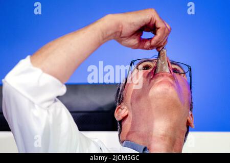 2022-06-14 15:08:43 SCHEVENINGEN - il presidente Peter Koelewijn ispeziona l'aringa dal primo barile, il primo pescato di aringa di quest'anno, prima della sua asta. ANP SEM VAN DER WAL uscita paesi bassi - uscita belgio Foto Stock