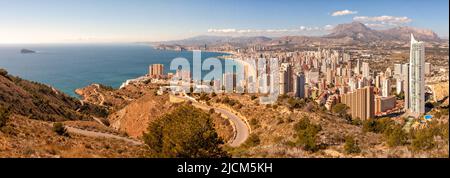 Benidorm, Costa Blanca - una città costiera e popolare località turistica in provincia di Alicante, Spagna. Vista dello skyline della città Foto Stock