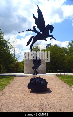 Statue di bronzo di Bellerofonte su Pegaso con un paracadutista al Parachute Regiment e Airborne Forces Memorial, National Memorial Arboretum, Regno Unito. Foto Stock