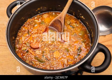 primo piano di casseruola con lenticchie stufate fatte in casa Foto Stock