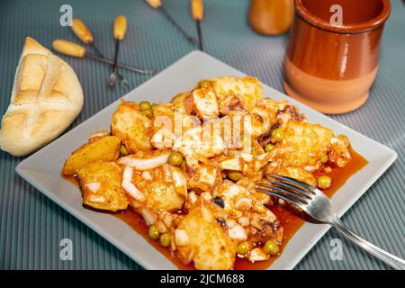 polpo con patate bollite e pimento. Cucina tipica spagnola Foto Stock