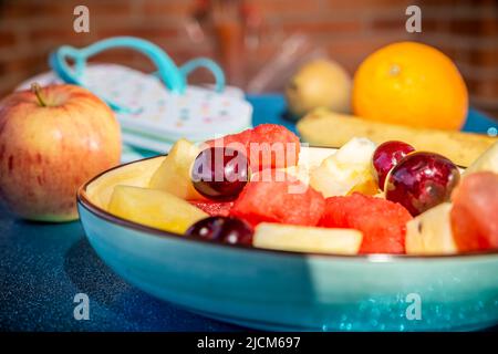 varietà di frutti estivi multicolore su ciotola blu Foto Stock
