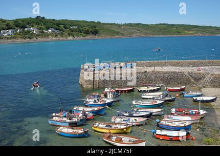 Coverack, Cornovaglia, Regno Unito. 14th giugno 2022. Non è necessaria la coda di un aeroporto. La Cornovaglia fornisce un cielo blu chiaro come le previsioni del tempo caldo per i prossimi giorni. Il porto di Coverack è tranquillo prima della corsa scolastica. Foto Stock