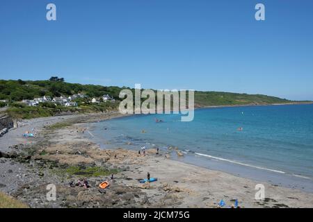 Coverack, Cornovaglia, Regno Unito. 14th giugno 2022. Non è necessaria la coda di un aeroporto. La Cornovaglia fornisce un cielo blu chiaro come le previsioni del tempo caldo per i prossimi giorni. Coverack spiaggia è tranquilla prima della corsa scolastica vacanza. Foto Stock