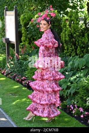 Maya Jama al Royal Ascot 2022. Credito: Doug Peters/EMPICS Foto Stock