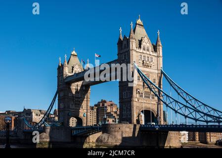 Lo storico ponte levatoio Tower Bridge sul Tamigi a Londra in una giornata di sole Foto Stock