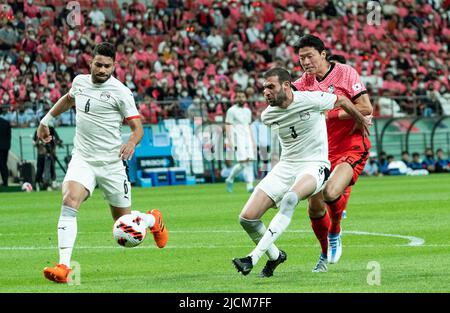 Seul, Corea del Sud. 14th giugno 2022. Yasser Ibrahim (L) d'Egitto si rompe durante un incontro amichevole tra la Corea del Sud e l'Egitto a Seoul, Corea del Sud, 14 giugno 2022. Credit: James Lee/Xinhua/Alamy Live News Foto Stock