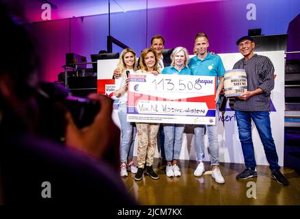 2022-06-14 16:13:11 SCHEVENINGEN - Nicolette van Dam pone con la Fondazione Ambulance Wish dopo l'asta del primo barile, il primo pesce di aringa di quest'anno. ANP SEM VAN DER WAL uscita paesi bassi - uscita belgio Foto Stock