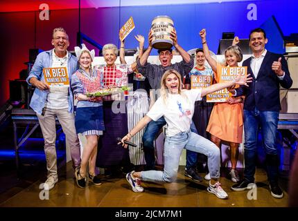 2022-06-14 16:08:23 SCHEVENINGEN - Nicolette van Dam pone con i proprietari del primo barile, il primo pesce di aringa di quest'anno, dopo l'asta. ANP SEM VAN DER WAL uscita paesi bassi - uscita belgio Foto Stock