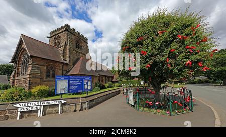 Chiesa di Santa Croce, e Dressed Thorn Tree per Bawming della cerimonia Thorn, Appleton Thorn, Warrington, Cheshire, Inghilterra, REGNO UNITO, WA4 4QU Foto Stock