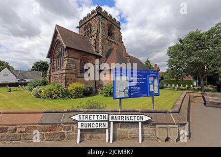 Chiesa di Santa Croce, e Dressed Thorn Tree per Bawming della cerimonia Thorn, Appleton Thorn, Warrington, Cheshire, Inghilterra, REGNO UNITO, WA4 4QU Foto Stock