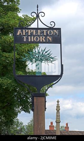 Village Sign, Appleton Thorn, Warrington, Cheshire, Inghilterra, REGNO UNITO, WA4 4QU Foto Stock