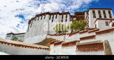 Una vista panoramica dal piano terra del Palazzo Potala a Lhasa, Tibet. Foto Stock