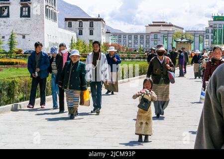 I tibetani si recano a Potala Palace durante il loro viaggio di pellegrinaggio e il loro culto. Foto Stock