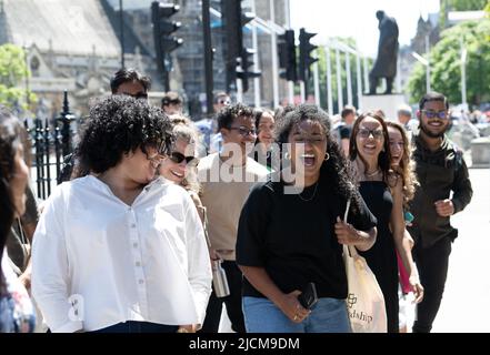 Londra, Regno Unito. , . Improvvisata danza flash come un busker suona la sua chitarra su Parliament Street, London UK, Credit: Ian Davidson/Alamy Live News Foto Stock