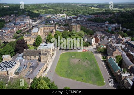 La vista della città di Durham, palazzo verde il castello dalla cima della torre della cattedrale, Durham, Inghilterra Regno Unito Foto Stock