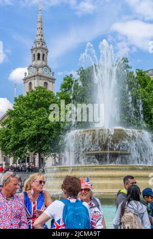 Trafalgar Square, che prende il nome dalla battaglia di Trafalgar, una vittoria navale britannica nelle guerre napoleoniche con Francia e Spagna. Foto Stock