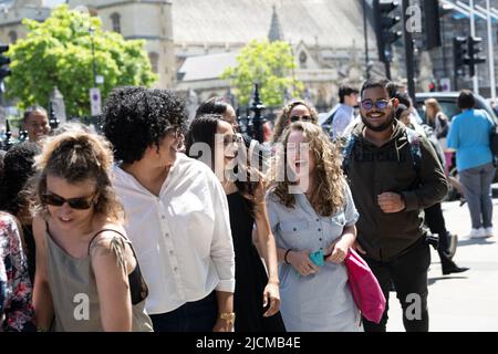 Londra, Regno Unito. , . Improvvisata danza flash come un busker suona la sua chitarra su Parliament Street, London UK, Credit: Ian Davidson/Alamy Live News Foto Stock