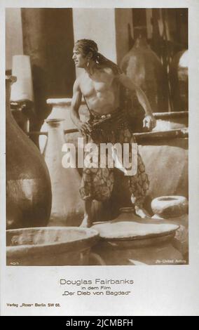 Ritratto di Douglas Fairbanks nel ladro di Bagdad (1924) 002 - Silent Hollywood era Foto Stock