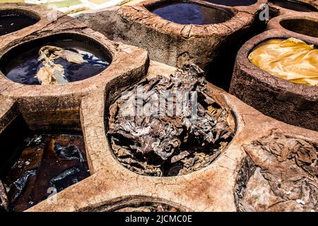 Fez, Marocco - 13 giugno 2022 il Tannery Chouara, i tini di tintura di Chouara, sono tra i luoghi più rappresentativi della medina di Fez. L'antico mestiere della concia Foto Stock