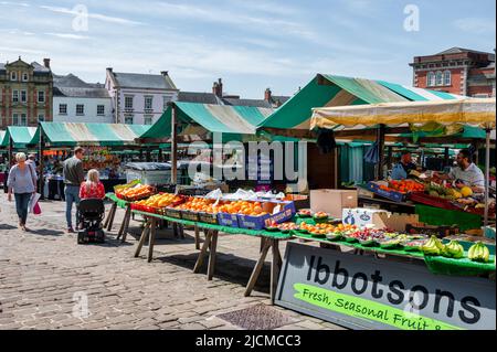 Chesterfield, Regno Unito - 14 maggio 2022: Il mercato all'aperto a Chesterfield Inghilterra Foto Stock