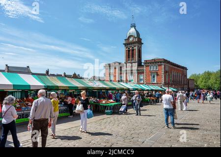 Chesterfield, Regno Unito - 14 maggio 2022: Il mercato all'aperto a Chesterfield Inghilterra Foto Stock