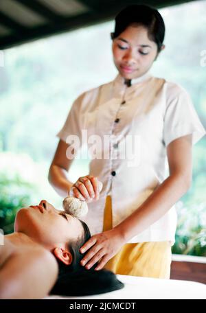 Giovane donna che riceve il trattamento segreto di bellezza Ayung presso Ayung Spa, Ubud Hanging Gardens, Bali, Indonesia. Questo viso di 60 minuti incorpora l'appico Foto Stock