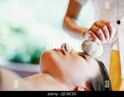 Giovane donna che riceve il trattamento segreto di bellezza Ayung presso Ayung Spa, Ubud Hanging Gardens, Bali, Indonesia. Questo viso di 60 minuti incorpora l'appico Foto Stock