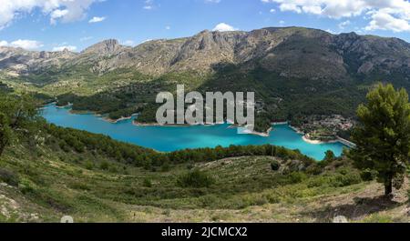 Vista panoramica del serbatoio Guadalest con la catena montuosa della Serrella sullo sfondo della provincia di Alicante, Spagna. Conservatio ambientale Foto Stock