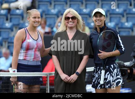 14th giugno 2022; Edgbaston Priory Club, Edgbaston, Birmingham, Regno Unito; Torneo di tennis di prato classico di Birmingham; Emma Fitch Evans (centro) esegue il lancio della moneta nella partita tra Shelby Rogers (USA) A SINISTRA e Sorana Cirstea (ROU) A DESTRA Foto Stock