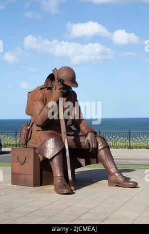 Tommy - una statua di un soldato della prima Guerra Mondiale dell'artista Ray Lonsdale, Terrace Green sul lungomare, Seaham, County Durham, North East England Foto Stock