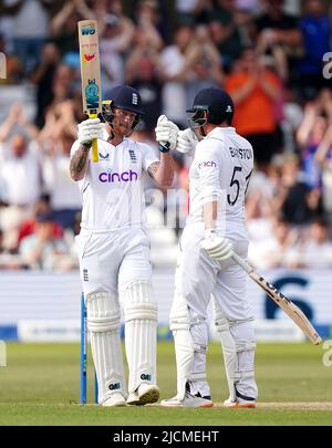 Ben Stokes in Inghilterra (a sinistra) celebra il suo mezzo secolo con il compagno di squadra Jonny Bairstow durante il quinto giorno della seconda partita LV= Insurance Test Series a Trent Bridge, Nottingham. Data foto: Martedì 14 giugno 2022. Foto Stock