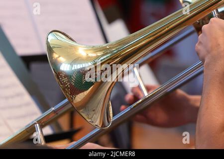 Duesseldorf, Germania. 14th giugno 2022. Un musicista suona la tromba durante un concerto della Youth Symphony Orchestra of Ukraine. Credit: David Young/dpa/Alamy Live News Foto Stock