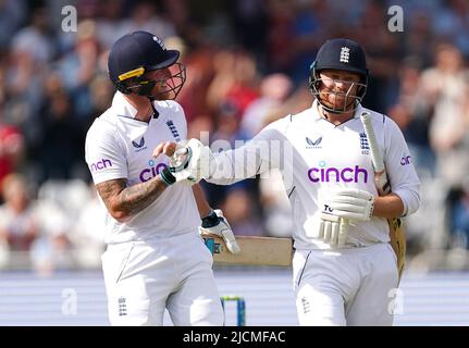 Jonny Bairstow in Inghilterra si congratula con ben Stokes dopo essere stato catturato per 136 corse da Tom della Nuova Zelanda. Blundell durante il quinto giorno della seconda partita LV= Insurance Test Series a Trent Bridge, Nottingham. Data foto: Martedì 14 giugno 2022. Foto Stock