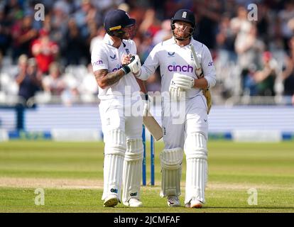 Jonny Bairstow in Inghilterra si congratula con ben Stokes dopo essere stato catturato per 136 corse da Tom della Nuova Zelanda. Blundell durante il quinto giorno della seconda partita LV= Insurance Test Series a Trent Bridge, Nottingham. Data foto: Martedì 14 giugno 2022. Foto Stock