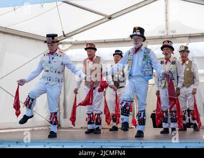 Gruppo di uomini Morris tradizionali che intrattengono il pubblico con la loro danza e campane. Ottimo modo per divertirsi, fare nuovi amici e mantenersi in forma. Foto Stock