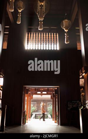 Luci pensili nell'area della reception di un hotel, Siem Reap, Cambogia. Foto Stock
